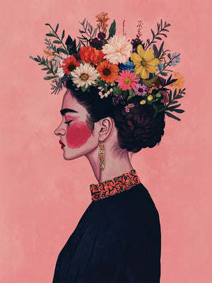 Portrait de profil d’une femme élégante, sur fond rose uni. Elle porte une grande couronne de fleurs colorées dans ses cheveux relevés en chignon. Sa robe noire a un col orné de motifs rouges, et ses joues sont maquillées de rose vif