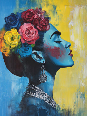 Un portrait vibrant de Frida Kahlo en profil, sa peau peinte en bleu contrastant avec un fond jaune éclatant. Sa chevelure est ornée de roses rouges, jaunes et bleues, et elle porte de somptueuses boucles d’oreilles argentées ainsi qu’un collier détaillé. L’image joue sur un effet de peinture expressive avec des touches abstraites, donnant une impression de force et de détermination.