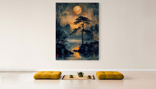 espace de méditation ou de thé japonais avec des coussins au sol, un tapis en tatami et un service à thé, décoré par un grand tableau mural représentant un paysage nocturne avec un arbre et la lune