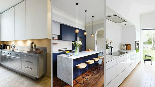 Trois styles de cuisine côte à côte : l’une en inox style vintage, l’autre avec un îlot en marbre, la dernière toute blanche et épurée