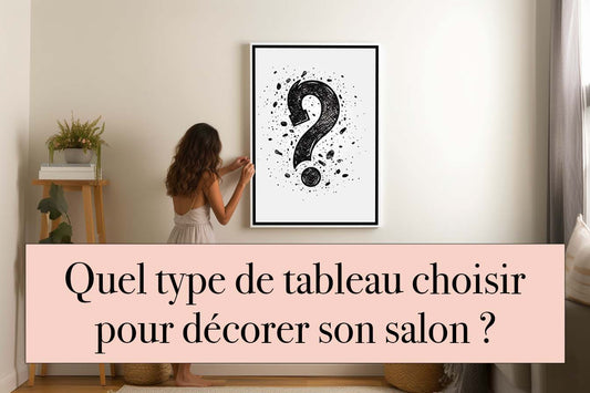 Femme accrochant un tableau avec point d’interrogation, sur fond de texte : « Quel type de tableau choisir pour décorer son salon ?