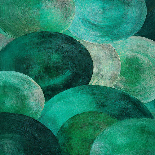 Composition abstraite de cercles superposés aux tons verts et turquoise, formés de fines lignes concentriques. L’ensemble crée un motif répétitif et apaisant, avec une texture rappelant le bois ou la gravure.