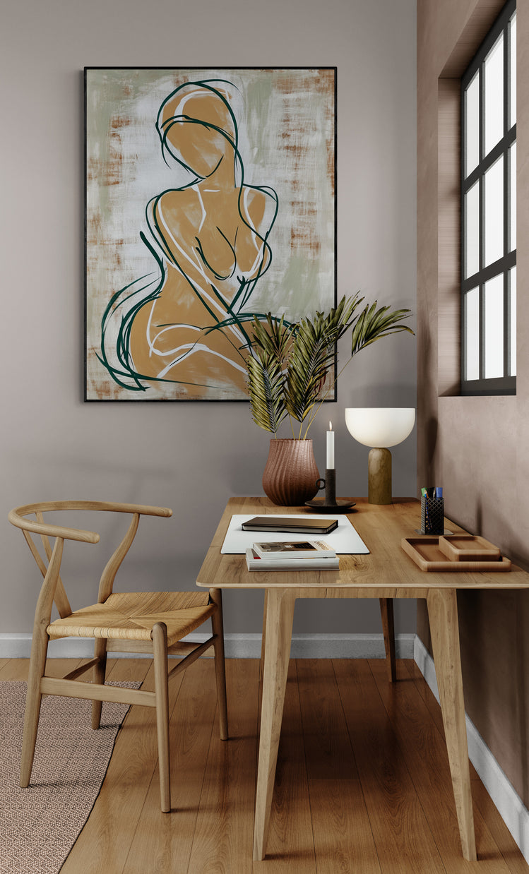 pièce de travail, bureau en bois moderne, chaise en bois, grand tapis, parquet, objets de décoration, affiche femme line art.