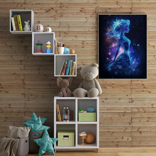 Affiche encadrer dans un cadre bois clair sur un mur en bois, entourée d’étagères en cube, peluches et livres, apportant un charme naturel et chaleureux dans une chambre d'enfant.