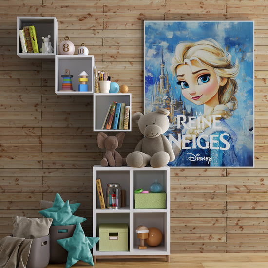 Cadre placé sur un mur en bois avec étagères. Peluches et livres organisés autour, créant un espace chaleureux et familial.

