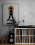 Poster accroché au-dessus d’un meuble de rangement vinyle. Platine et enceinte complètent une ambiance vintage. Plante verte ajoutant une touche de fraîcheur.