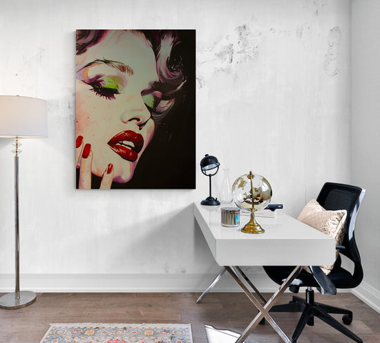 salle de travail, grand bureau blanc, chaise sur roulette, tapis décoratif, lampadaire, mur blanc, poster Marilyn Monroe.