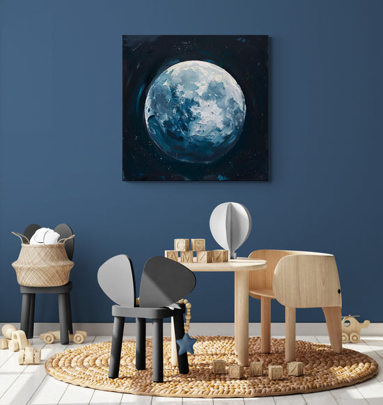 chambre enfant, petite chaise et tables en bois, jouets en bois, cubes, grand mur bleu, tableau lune.