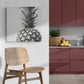 cuisine, mur blanc texturé, chaise haute en bois, meuble de cuisine bordeaux et gris, fruits.