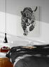 Chambre parentale, lit double, draps noir, table de chevet murale, sol en parquet mur blanc, affiche animal noir et blanc.