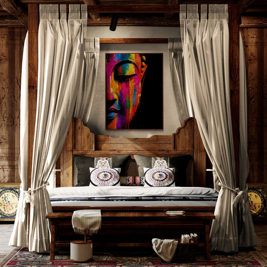 Affiche artistique encadrer  de Bouddha multicolore accrochée au mur d'une chambre chaleureuse avec lit à baldaquin en bois sculpté dans un esprit oriental