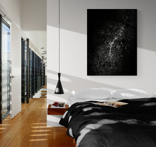 Dans cette chambre minimaliste, la toile aérienne de la ville tisse une aura de modernité et d'évasion cosmopolite