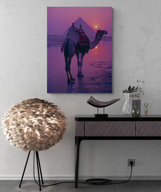 commode noir et violette, lampe au sol, mur blanc, affiche animal pyramide.