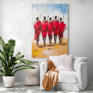 Affiche murale d’inspiration africaine avec cinq guerriers masaïs de dos, mise en scène dans un salon minimaliste avec fauteuil blanc, plaid camel et plante tropicale.