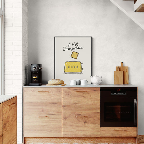 Affiche rétro avec un grille-pain Smeg jaune et un toast, accrochée dans une cuisine moderne en bois avec four intégré, cafetière et accessoires de petit-déjeuner.