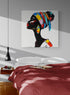 chambre d'adulte, draps rouge, mur gris clair, lit double, table de chevet mural, affiche femme de profil.