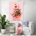 Affiche artistique florale mains tenant des fleurs colorées sur fond rose, ambiance cosy et moderne