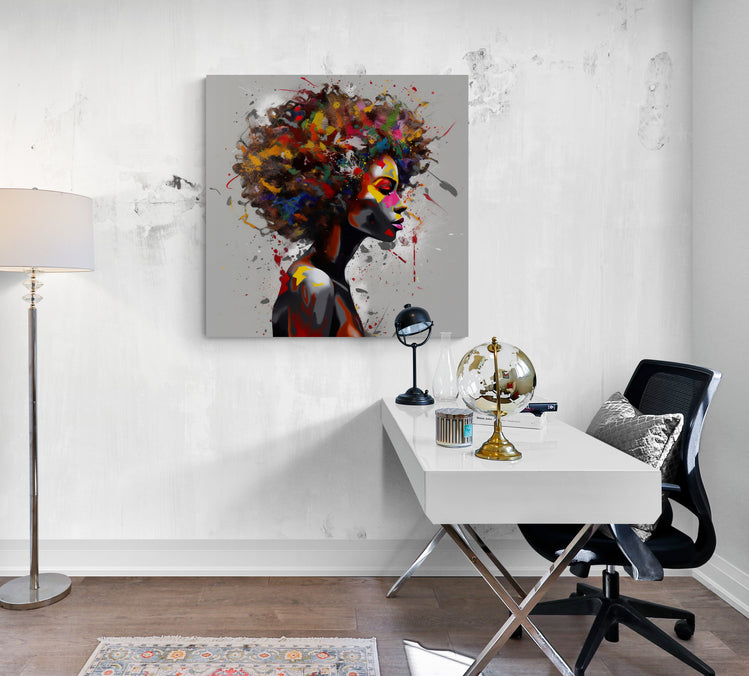 Le Tableau Femme Africaine Coloré, accroché dans un bureau, crée une atmosphère stimulante grâce à sa palette multicolore
