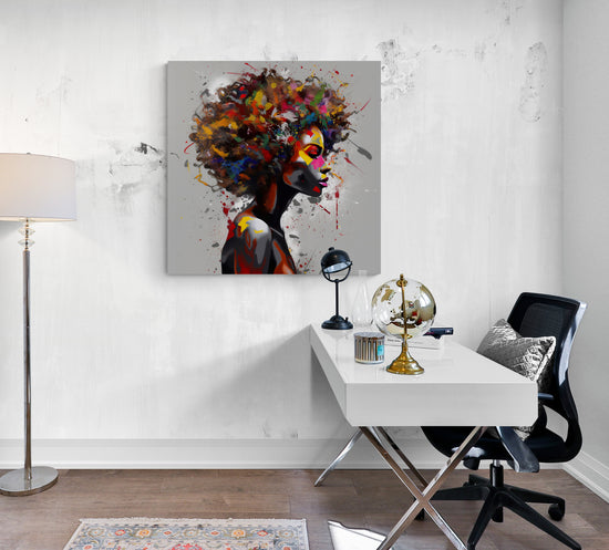 Le Tableau Femme Africaine Coloré, accroché dans un bureau, crée une atmosphère stimulante grâce à sa palette multicolore