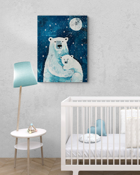 Dans une chambre de bébé, une toile murale surplombe un mobilier blanc à côté d'un lit de bébé, avec une lampe de table turquoise.