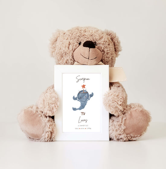 un nounours qui tient des ses bras un cadre personnalisé pour bebe