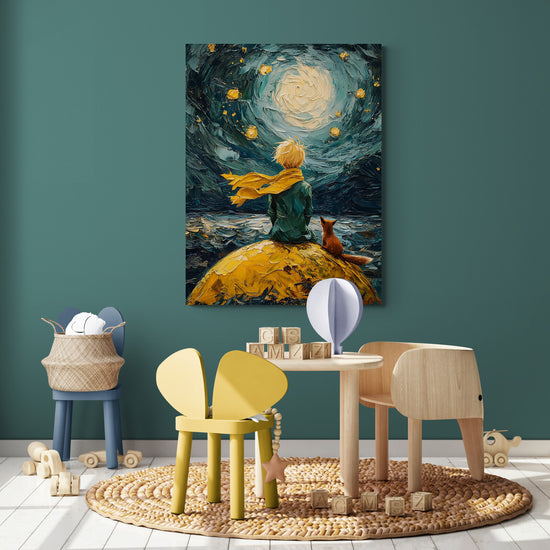 Toile du Petit Prince avec une ambiance chaleureuse et des meubles en bois, parfaite pour une chambre d'enfant ou salle de jeux.