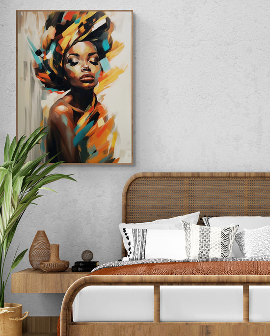  Un environnement chaleureux et invitant, avec une touche de décor bohémien dans une  chambre à coucher avec un portrait accroché au mur . Le lit est décoré avec des coussins et une couverture aux motifs ethniques..