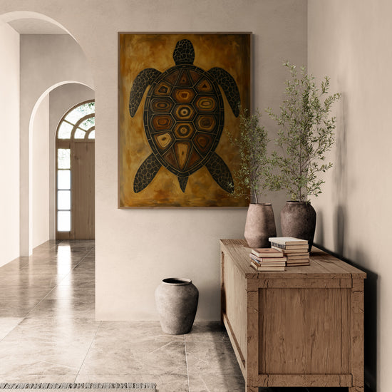 entre élégante au couleur taupe avec une toile xxl de tortue, proche d'un buffet en bois est de jarre et vase en terre cuite