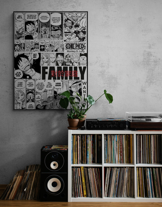 Un espace avec une étagère remplie de vinyles, une plante en pot, et un poster de pages de manga One Piece montrant des personnages et dialogues, accroché sur un mur gris.