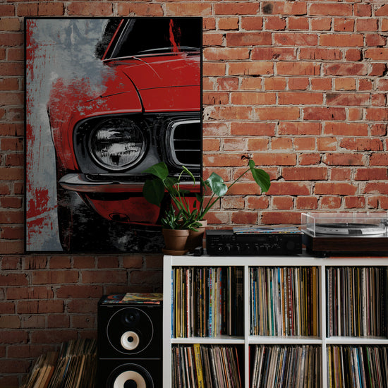 Une décoration murale représentant une voiture rouge vintage accrochée sur un mur en briques apparentes. L'image est complétée par une étagère de vinyles et un tourne-disque, créant une ambiance loft rétro.