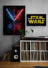 Un coin musical avec une étagère de vinyles, un tableau de sabres laser croisés bleu et rouge, et une affiche Star Wars jaune sur le mur gris.