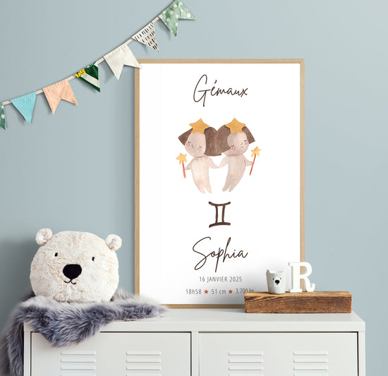 Affiche encadrée avec le symbole du Gémeaux, posée dans une chambre d’enfant cosy, agrémentée d’une guirlande colorée.
