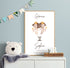 Affiche encadrée avec le symbole du Gémeaux, posée dans une chambre d’enfant cosy, agrémentée d’une guirlande colorée.