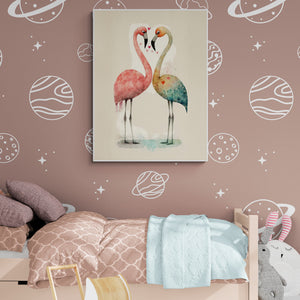 Deux flamants roses stylisés en aquarelle décorent une chambre d'enfant aux murs roses ornés de motifs d’astres. Le lit est fait dans des tons beiges et turquoise avec des peluches douces au sol.