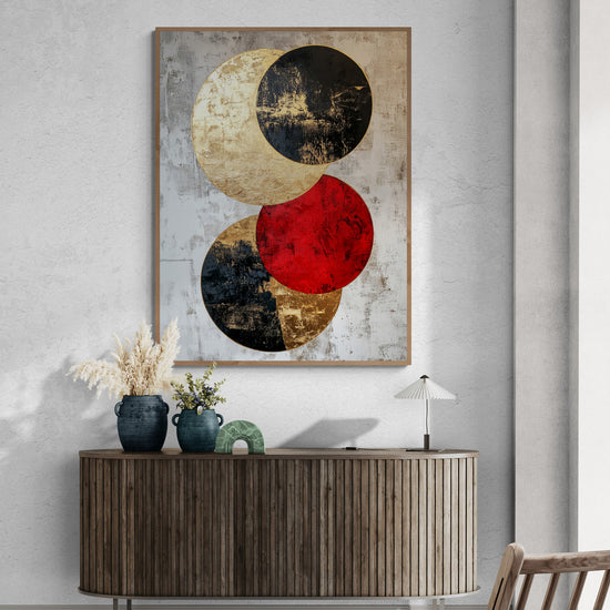 Une pièce au style minimaliste mettant en valeur le tableau abstrait. L’espace est décoré avec des meubles en bois naturel, des accessoires en céramique et une lampe design, créant une ambiance apaisante et raffinée.