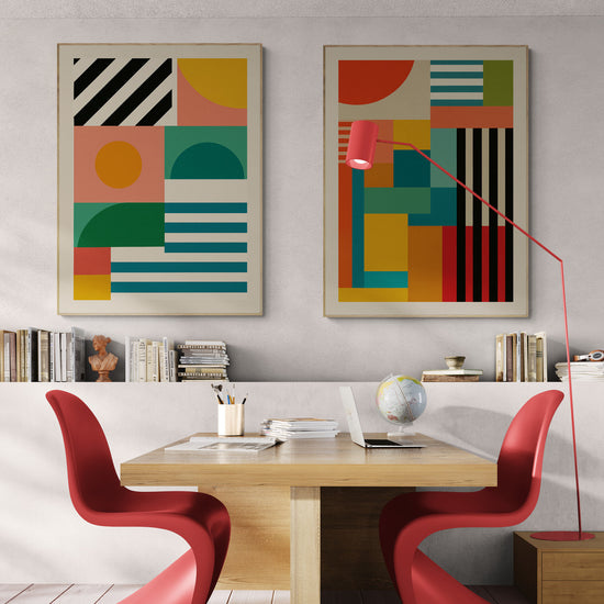 Deux affiches modernes et colorées aux motifs abstraits décorent un mur de bureau épuré, créant une ambiance créative et harmonieuse.