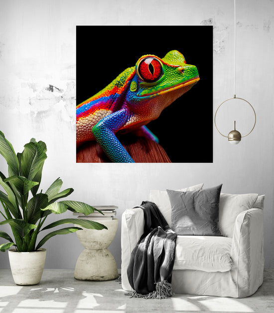 Tableau Grenouille Coloré , accroché au-dessus d'un fauteuil blanc, créant une ambiance intime avec une touche de nature