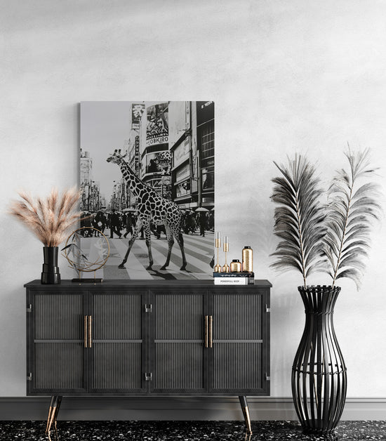 commode noir, grand vase de décoration, mur blanc, poster animal grande ville.