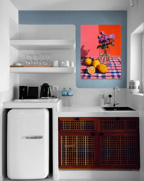 Nature morte colorée avec citrons et fleurs sur fond à carreaux dans une cuisine rétro