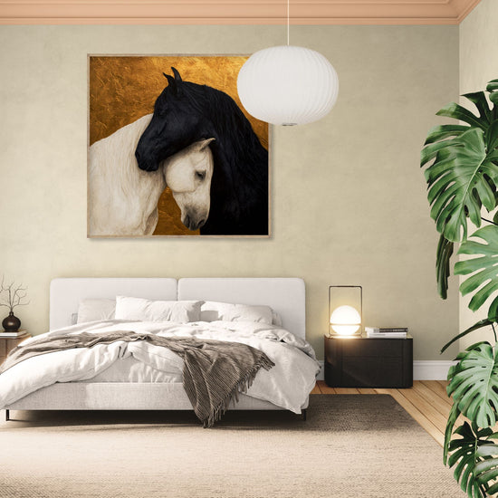 Œuvre murale rustique de chevaux noir et blanc sur fond doré, idéale pour une chambre à l'élégance naturelle