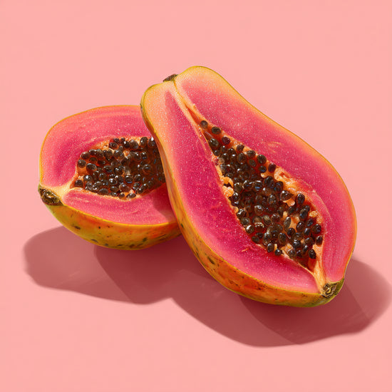 Papaye coupée sur fond rose pastel, ambiance tropicale et colorée