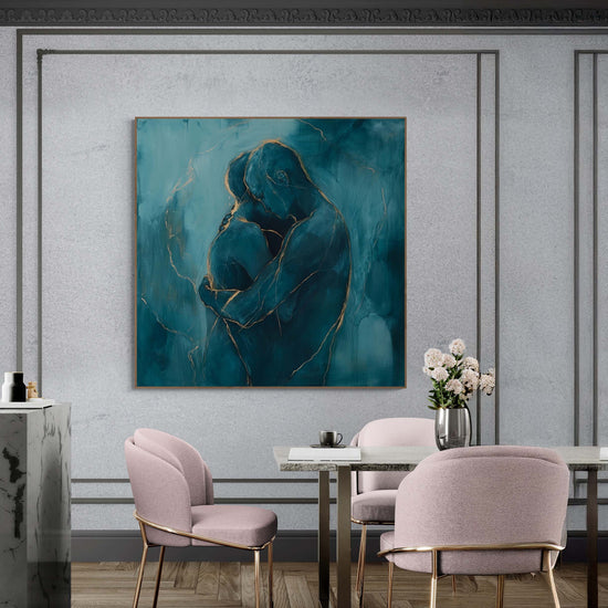 Une salle à manger élégante avec des chaises roses et une table en marbre. Le tableau bleu abstrait, avec des nuances dorées, apporte une sensation de calme et de sophistication à l'espace.