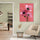 Peinture de fleurs roses sur fond rose, ambiance douce et moderne dans un salon chaleureux