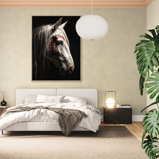 Portrait artistique d'un cheval blanc avec peintures rouges, apportant une touche d'élégance ethnique à une chambre moderne