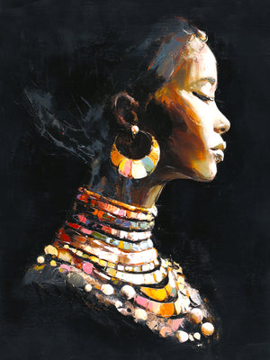 Profil peint d’une femme africaine, bijoux colorés: Peinture expressive d’une femme vue de profil, les yeux clos. Elle porte de larges boucles dorées et des colliers superposés aux teintes chaudes. Le fond noir met en valeur l’éclat de sa peau et des pigments.
