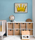 oile vive 'Petite Couronne' sur mur bleu, chambre enfant.