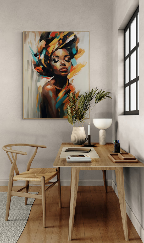 Un espace de travail simple et élégant, favorisant la concentration et la créativité avec un poster encadrer Le portrait est accroché au mur dans un coin bureau. Le bureau en bois clair est décoré de plantes et d'accessoires minimalistes.