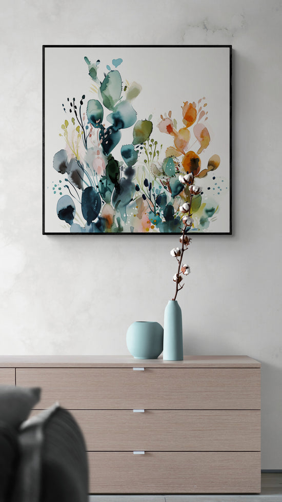 Affiche contemporaine avec fleurs en aquarelle au-dessus d'un buffet en bois.