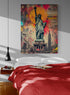 chambre parentale, grand lit double, draps rouge, table de chevet murale, lumière en suspension, grand poster New York street art.