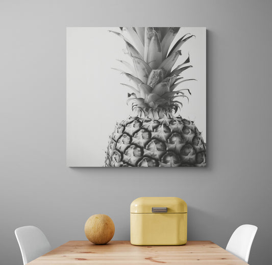 cuisine, table en bois, chaise blanche, pomelo, boite métallique  jaune, mur gris clair, tableau ananas.